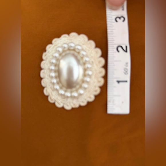 1970/80 oval faux pearlElegant Cream Brooch with victorian Accent boho luxury - Picture 4 of 4